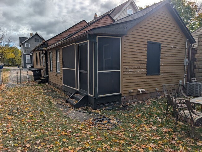 Building Photo - 2484 W 10th St