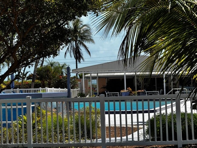 Building Photo - Oceanfront Condo!