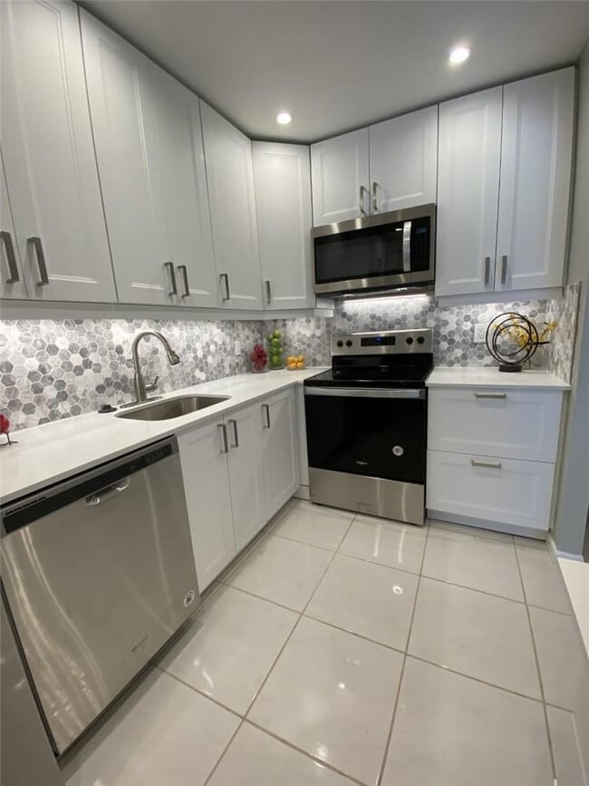 Building Photo - 21 Jacaranda Dr