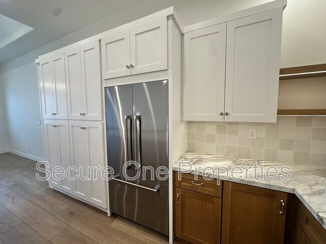 Building Photo - 379 Westlake Vista Ln