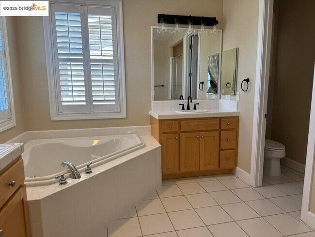 Building Photo - 203 Seaview Dr