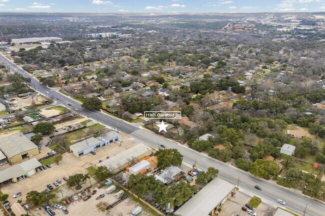 Building Photo - 11301 Oakwood Dr
