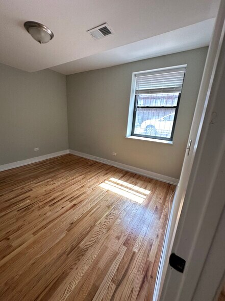 Building Photo - 910 W George St