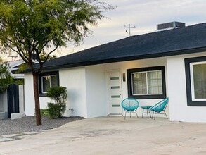 Building Photo - Modern Centrally Located 3 bed, 2 bath w/Large back yard