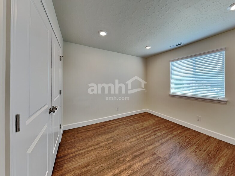 Building Photo - 1077 W 850 S