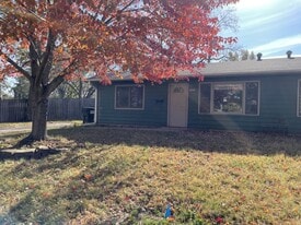 Building Photo - 206 Hickory Dr
