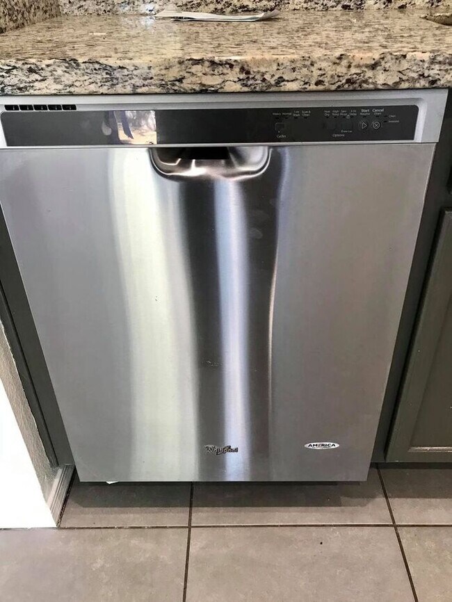 Building Photo - Spacious 3-bedroom plus den in North Phoenix