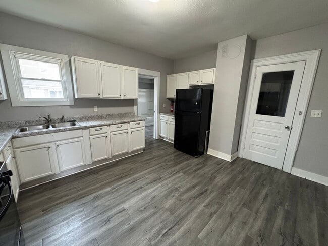 Building Photo - 5 bedroom 2 bath house in Moline