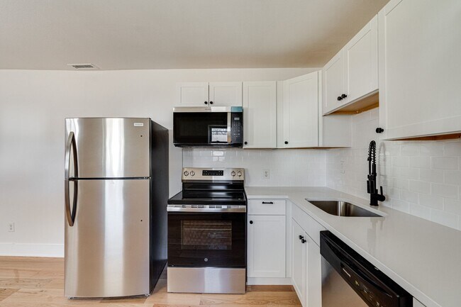 Building Photo - FULLY RENOVATED duplex in East Ridge!