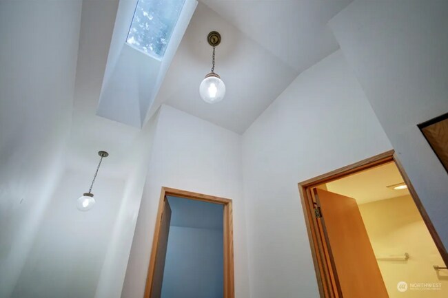Building Photo - 2 Week Move In Special - Beautiful Edmonds...