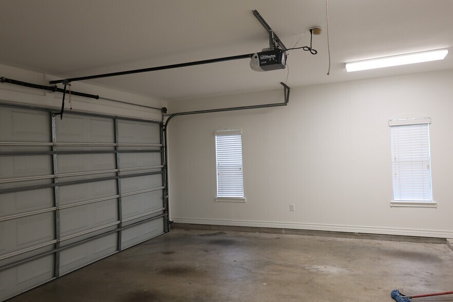 Building Photo - 904 Shawnee Bend Rd