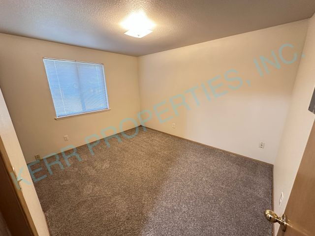 Building Photo - Charming 2-Bedroom Multiplex in Portland with Cozy 862 Sq Ft Layout - Perfect for Urban Living!