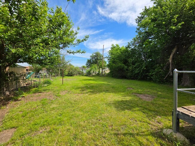 Building Photo - 3 Bed 1 Bath Home in Shawnee!