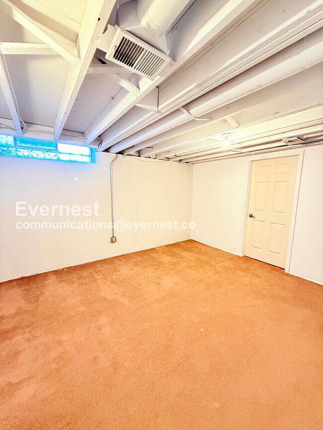 Building Photo - 2 Bed/1.5 Bath Condo with In-Unit Laundry / Vouchers Accepted / Available Now!