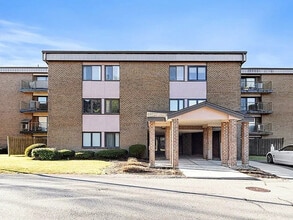 Building Photo - 2 Ledgewood Way