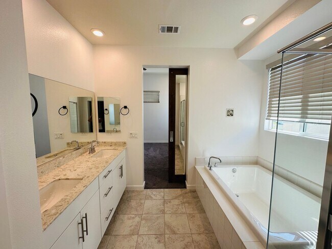 Building Photo - 1835 Vesta Dr