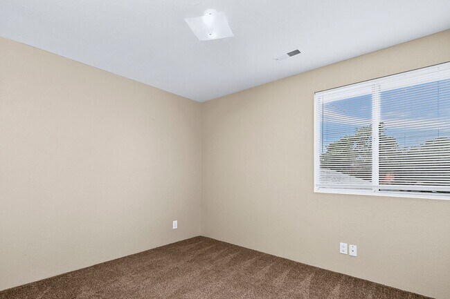 Building Photo - 2bed, 1.5 bath Duplex with Covered Carport & Fenced Yard!