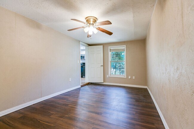 Building Photo - 2-Bedroom Home Ideal For Roommates!!