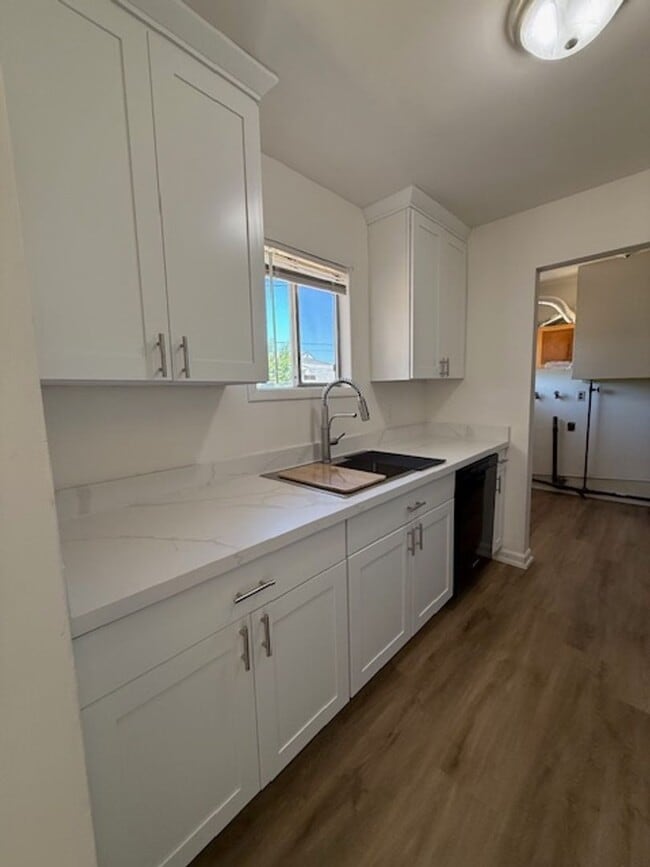 Building Photo - 3 bedroom 1 bath home with 1 car garage an...