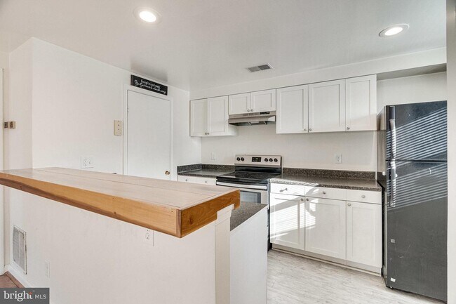 Building Photo - Elevated Comfort: Spacious Condo with Loft and Fireplace