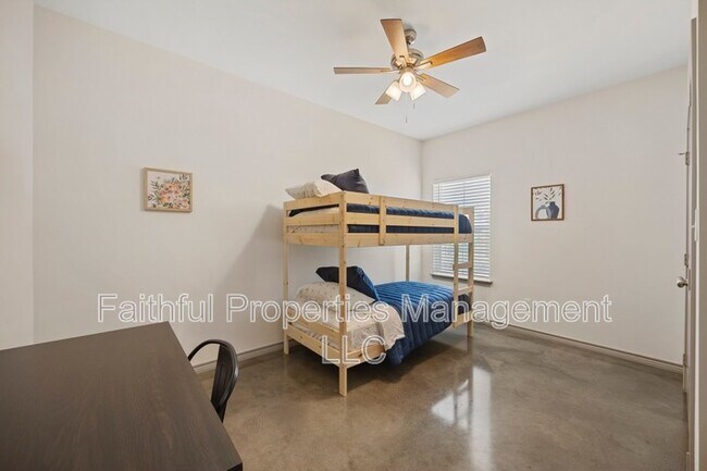 Building Photo - 10071 Shadow Wood Cir