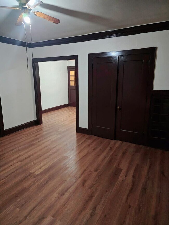 Interior Photo - 831 College Ave