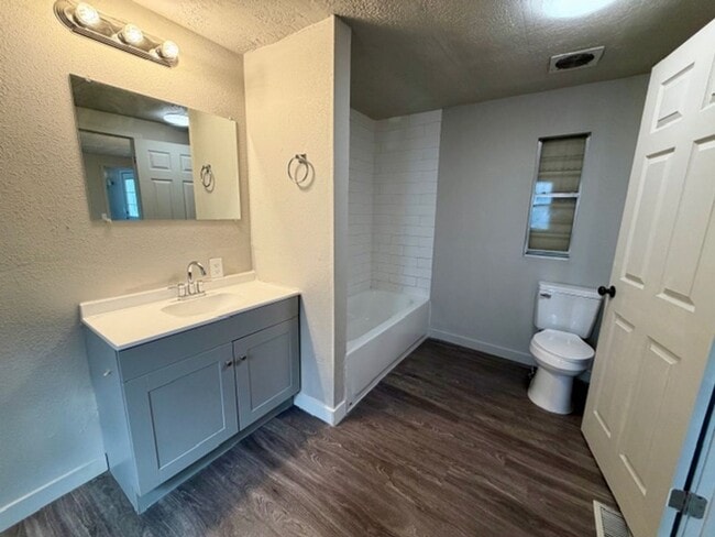 Building Photo - AVAILABLE NOW - 2 Bedroom/2 Bath in Pleasant Grove