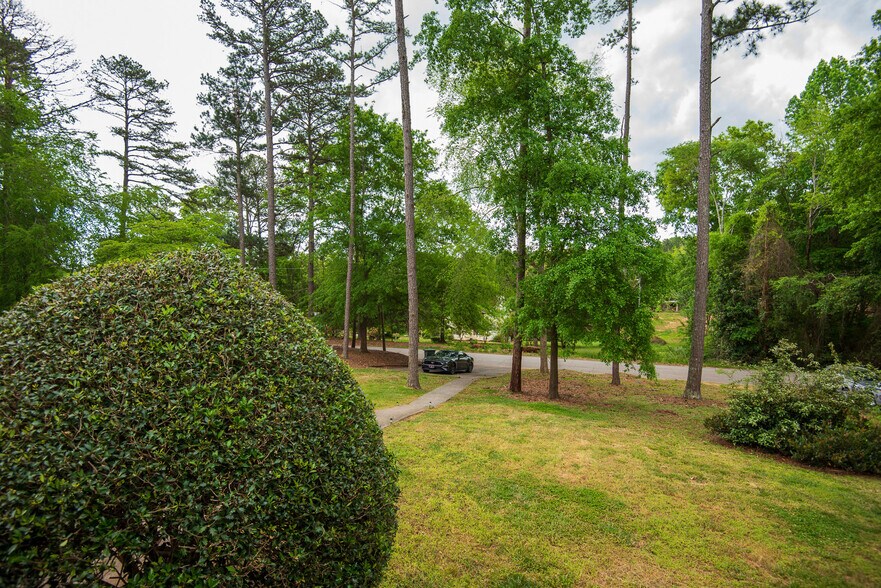 Building Photo - 303 Chesswood Dr