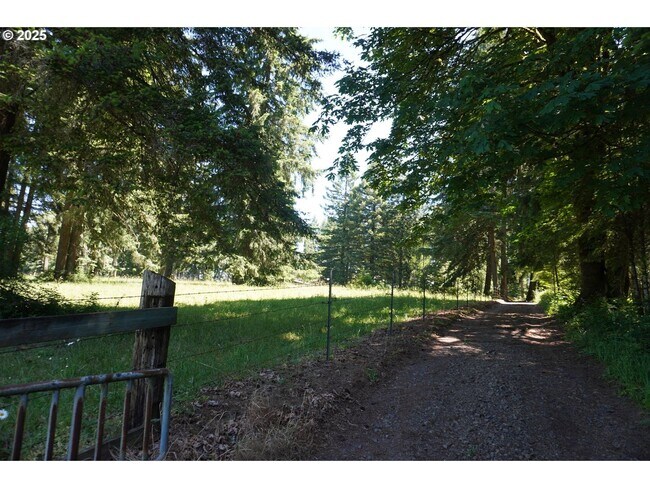 Building Photo - Cedar Built Home on Acreage for Lease in La Center