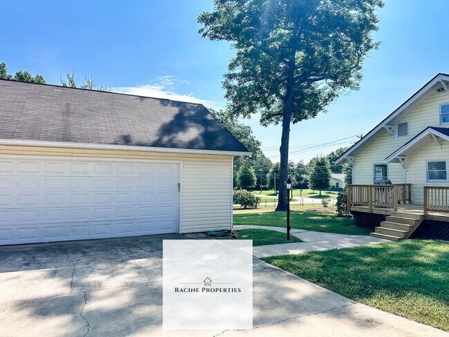 Building Photo - Spacious 4-bedroom Home in Woodruff