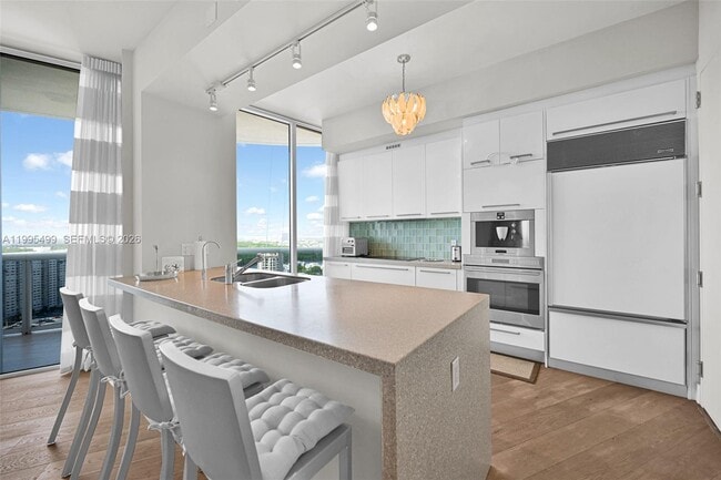 Building Photo - 15901 Collins Ave