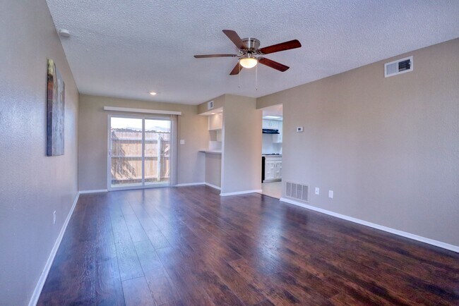 Building Photo - 413 Lakeway Dr
