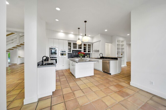 Building Photo - 1041 Las Amigas Rd