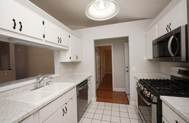 Building Photo - 243 Parkwood Cir