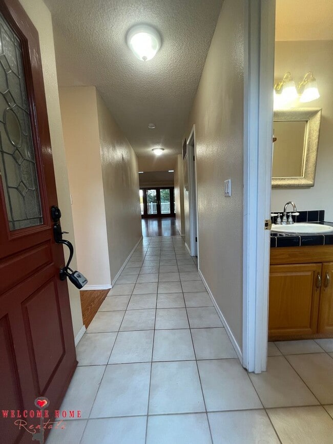 Building Photo - 2 bedroom townhome condo with AMAZING view, brand new carpeting and a fresh coat of paint!!!