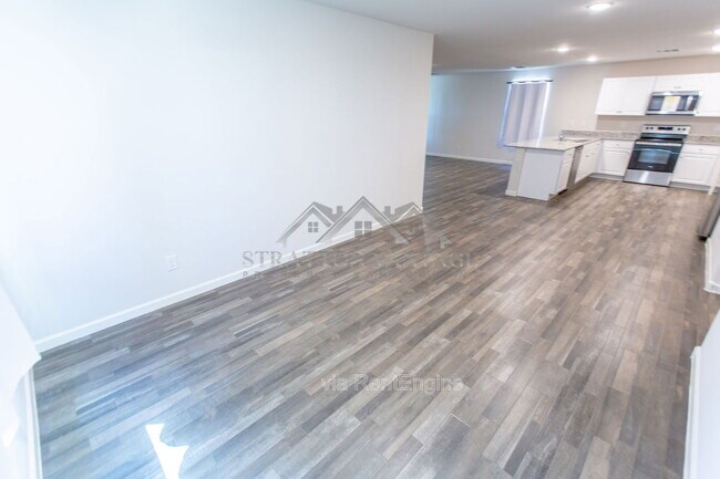 Building Photo - 3510 Mateo Dr