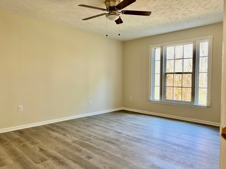 Master bedroom - 9373 Manowar Ct