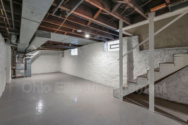 Building Photo - 618 Lilley Ave