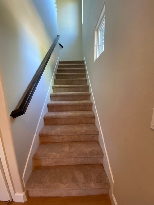 Building Photo - Pleasanton End Unit Andares Townhouse 3 BD...