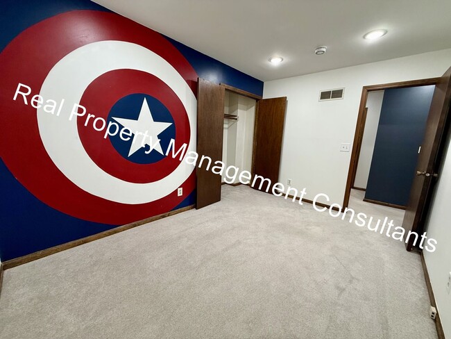 Building Photo - Spacious 4 Bedroom Home in Shawnee Mission!