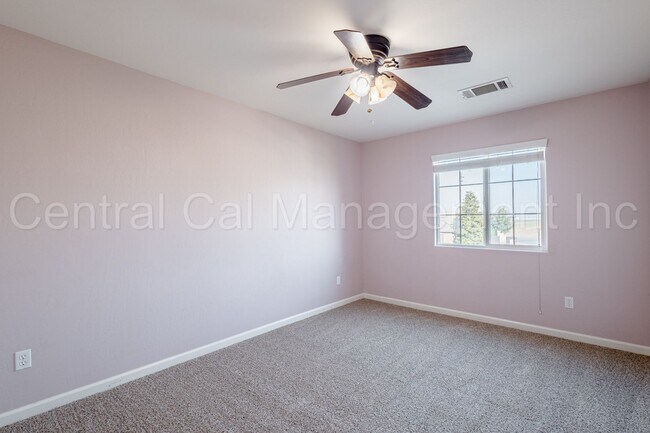 Building Photo - Large 4 Bedroom/2.5 Bath Home with a Large Loft - $2795 Per Month!
