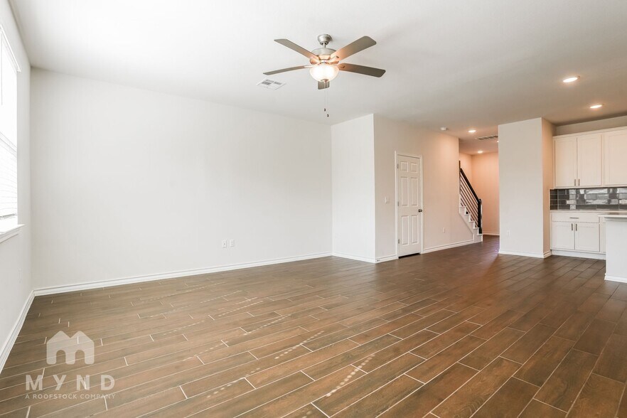 Building Photo - 2909 Salvidar Bend