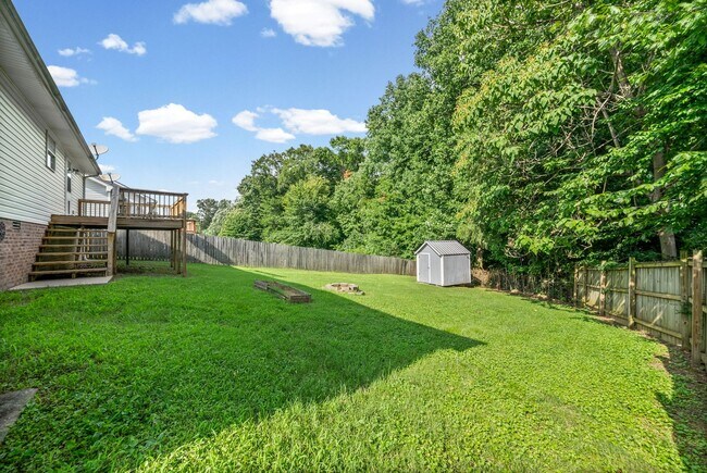 Building Photo - Pet Friendly Three Bedroom!