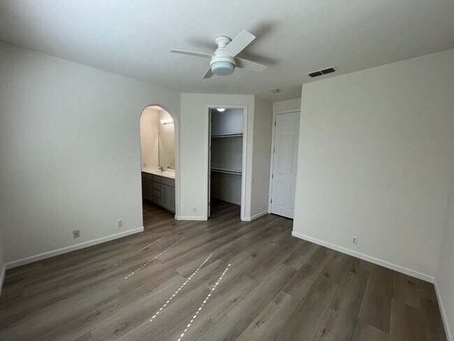 Building Photo - 3 Bed | 2 Bath | 1330SF | Tenant Pays $200...