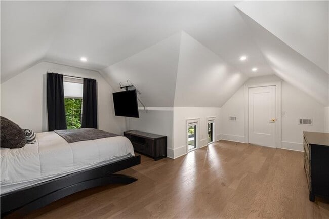 Building Photo - 306 Pinecrest Rd NE