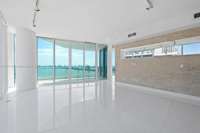 Building Photo - 2020 N Bayshore Dr