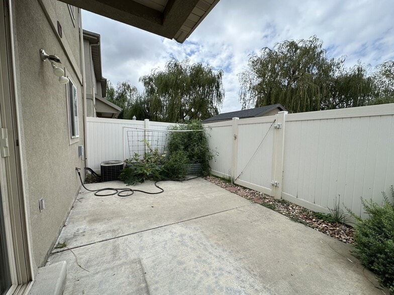 Building Photo - 775 Black Horse Dr
