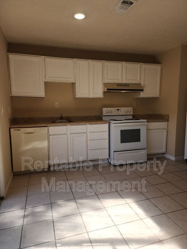 Building Photo - 927 Meadowlark Cir