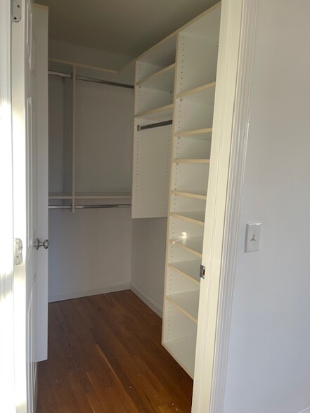 Walk in closet - Bedroom - 30 Glenwood Ave
