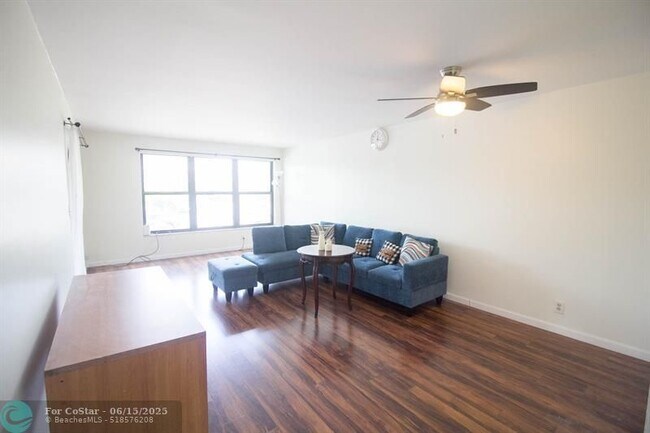 Primary Photo - 2316 S Cypress Bend Dr